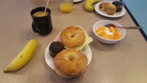 Banán, kávé mézzel, bagel sajttal-vajjal-sonkával, cupcake, joghurt sárgadinnyével